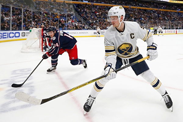 石膏缚手臂，跑道逐风驰。伤翼犹展，胜负之外见不屈。田径